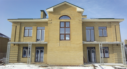 Vysokie i bolshie okna v kottedzhe